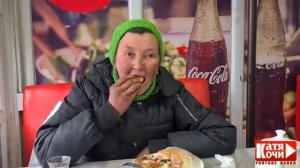 Жизнь и быт новой бездомной, накормила женщину