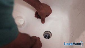 Установка акрилового вкладыша в ванну