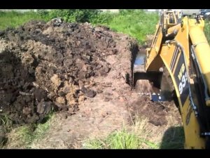 урок 1 Копаем экскаватором komatsu wb93s-5  video 2015 06 16