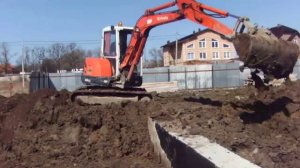 Аренда гусеничного мини экскаватора - обратная засыпка фундамента