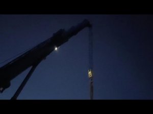 Кран в работе ночь