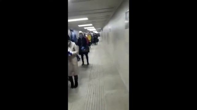 Очереди на вход в Метро в Москве из-за проверки полицейскими QR-кода смотреть онлайн
