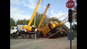 Подъемный кран не захотел уезжать со стройки