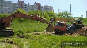 Кран 25-тонник камаз утонул в насыпном грунте,тянем экскаватором