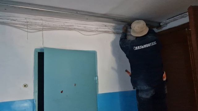 Интерсвязь в подъезде тянет провода.
