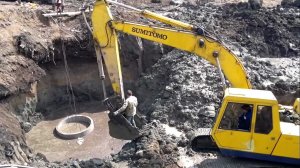 Вова в ковше экскаватора