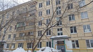 Заброшенный блочный пятиэтажный дом на севере Москвы