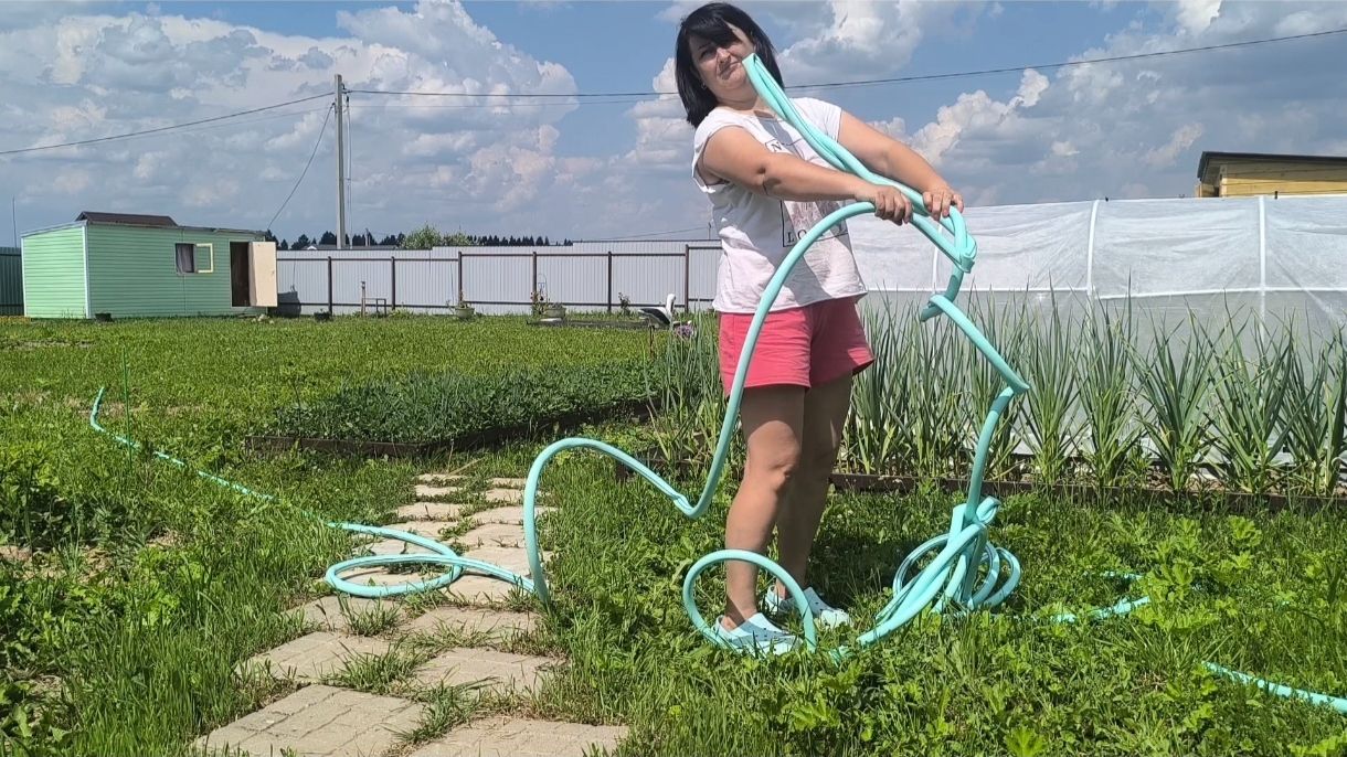 НОВЫЙ ШЛАНГ. Весь в заломах и перегибах. Распутать сложно. Дела в огороде. смотреть онлайн