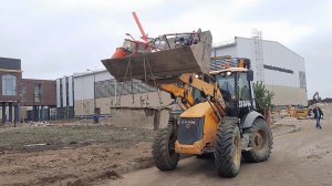 Погрузчик JCB 4CX на объекте: Загружен по полной! Прораб гоняет трактор по стройке в хвост и в гриву
