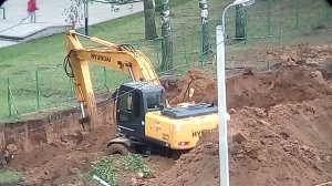 Мощная машина копает траншею для труб .