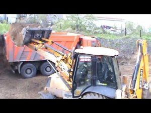 Погрузка грунта экскаватором-погрузчиком JCB 3 CX в самосвал Камаз с высоким бортом
