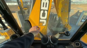 Как управлять экскаватором погрузчиком JCB 3CX SM Англичанином