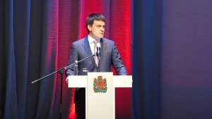 В КРАСНОЯРСКЕ СЕГОДНЯ ПОЗДРАВЛЯЛИ ВЫПУСКНИКОВ МЕДУНИВЕРСИТЕТА