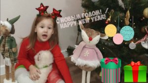 Алиса😇 наряжает Ёлку 🎄❄️ на Новый Год