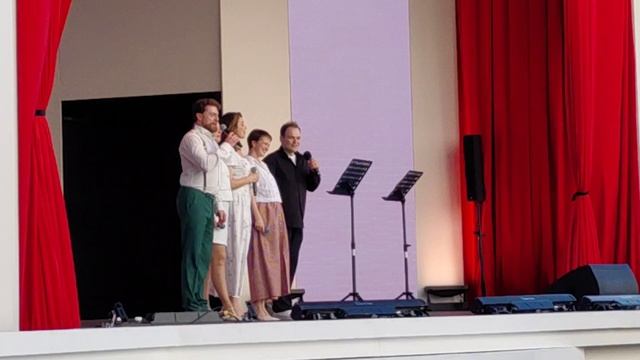 Легко на сердце от песни веселой, Театральный бульвар