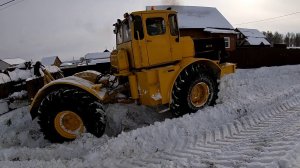 Трактор кировец К 700 ЧИСТИМ СНЕГ, СТАЩИЛО В КЮВЕТ.