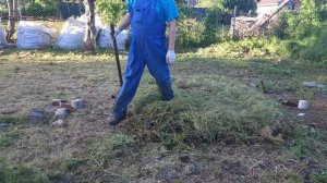 В деревне  все  в дело, траву  на компост...
