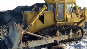 Рыхление мерзлоты тяжёлым бульдозером, весом 55 тонн.