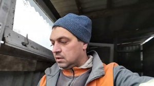 Закончил обшивку курятника шифером