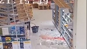 В Санкт-Петербурге 27-летний мужчина устроил погром в гипермаркете на Выборгском шоссе. Находясь в с