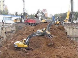 Три экскаватора VOLVO на Вестибюле № 2 ст. Ховрино