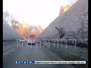 Оторвавшийся у экскаватора ковш с обрыва упал на автостраду