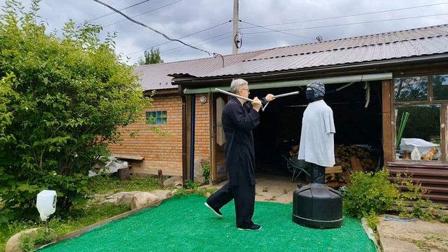 Отработка ударов на макиваре трёхсекционным цепом Сань-цзе-гунь (6)