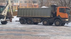экскаватор-погрузчик Terex и самосвал Scania