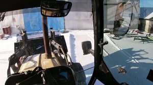 Снег от ворот.Работа челюстью фронтального ковша.Работа экскаватора-погрузчика CATERPILLAR