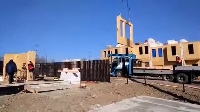 Крупнопанельная Сборка Дома из сип панелей.Коттеджи из СИП панелей завоевывают лидирующие позиции . смотреть онлайн