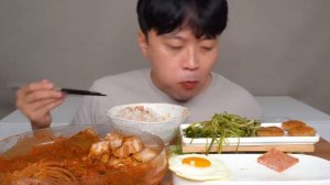 Кореец ест кимчи и котлеты. Мукбанг. Корейская едят на камеру. Мокбанг