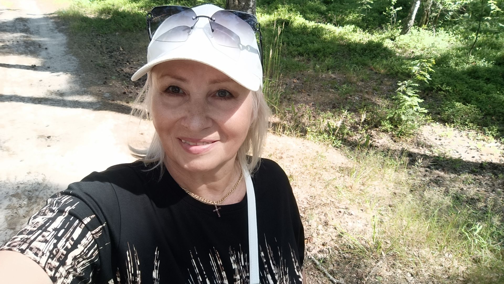 С МУЖЕМ В ЛЕСУ 🌲 ВОКРУГ СПЛОШНЫЕ ВИТАМИНЫ 🍓🫐 смотреть онлайн