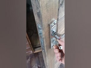 Врезка замка в деревянную дверь