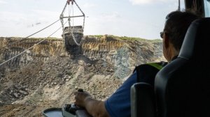 Внутри кабины экскаватора драглайна.