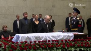 Появились кадры прощания Путина с бывшим министром обороны Ивановым.