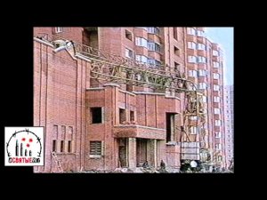 Рухнувший кран крышу проломил