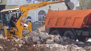Экскаватор-погрузчик JCB 4CX Super грузит самосвал КАМАЗ - аренда в Калининграде