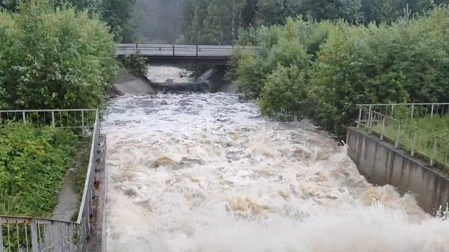 Перелив воды через насыпь Верхнебаранчинского пруда. 30.06.2026 г. смотреть онлайн