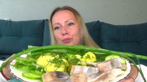 Мукбанг от Яновны наивкуснейший Картошка вареная с зеленью, селедка с луком, масло с чесноком. Еда