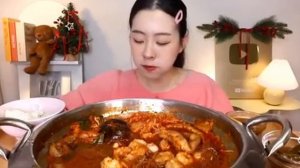 Мукбанг лапша с морепродуктами Еда на камеру