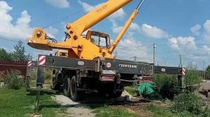 Кран поднимает плиты