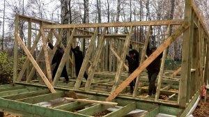 Поднятие стен каркасного дома
