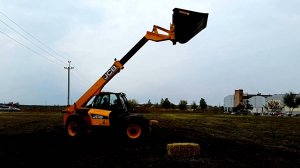 Погрузчик JCB 531-70 в работе