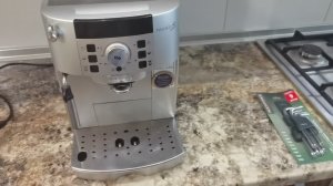 Как разобрать кофемашину Delonghi Magnifica S ECAM 22.110? Вам нужен ключ (или отвертка) T20H.