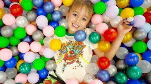 Влад и Ники прячутся и ищут игрушки на крытой игровой площадке
