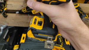 Шуруповерт DeWALT DCD801 NEW с ANTI-ROTATION