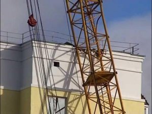 СТРОИТЕЛЬНЫЙ КРАН НАВАЛИЛСЯ НА НОВОСТРОЙКУ