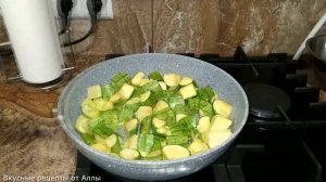 Салат из кабачков во вкусной заправке.
