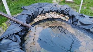 Доделываю пруд. Раскладка камней. Залив воды.
