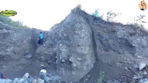 Строительство, шахтёры добывают песок в карьере